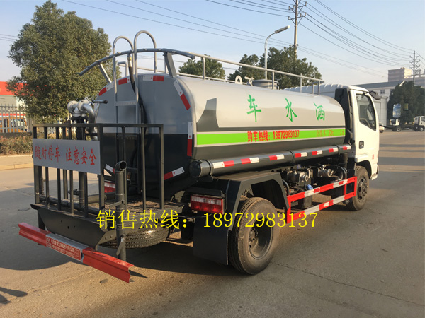 国六东风5吨洒水车
