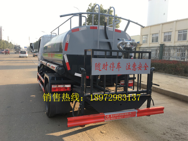 国六东风5吨洒水车