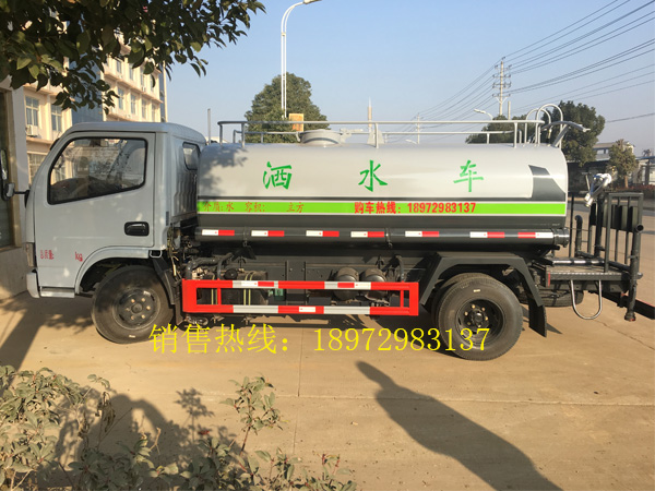 国六东风5吨洒水车