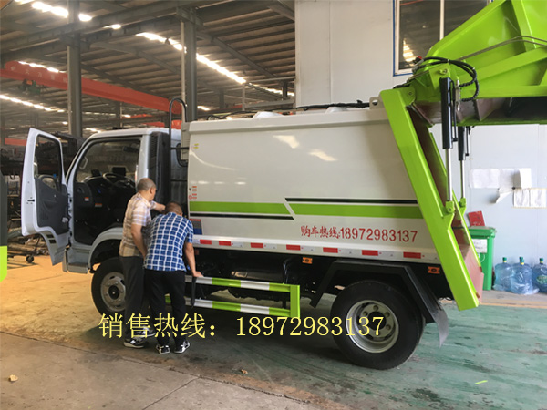 国六东风福瑞卡5方（挂桶式）压缩垃圾车