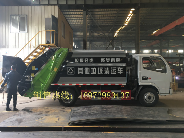 东风福瑞卡5方（带斗式）压缩垃圾车