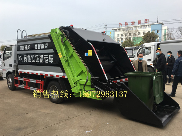 东风福瑞卡5方（带斗式）压缩垃圾车