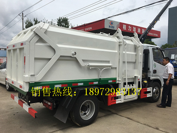 东风福瑞卡侧装挂桶压缩式垃圾车
