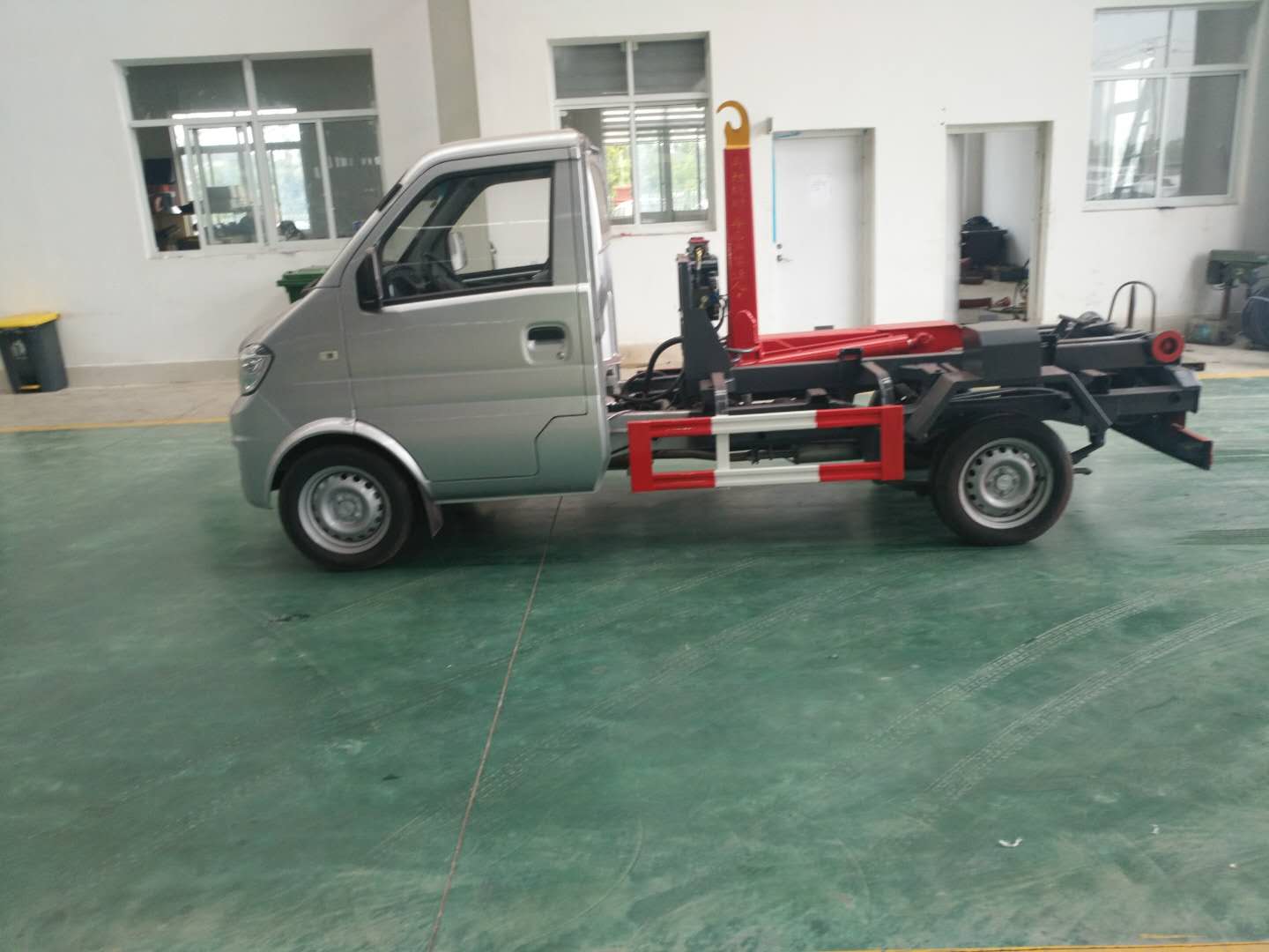 东风小康3方（汽油）勾臂式垃圾车