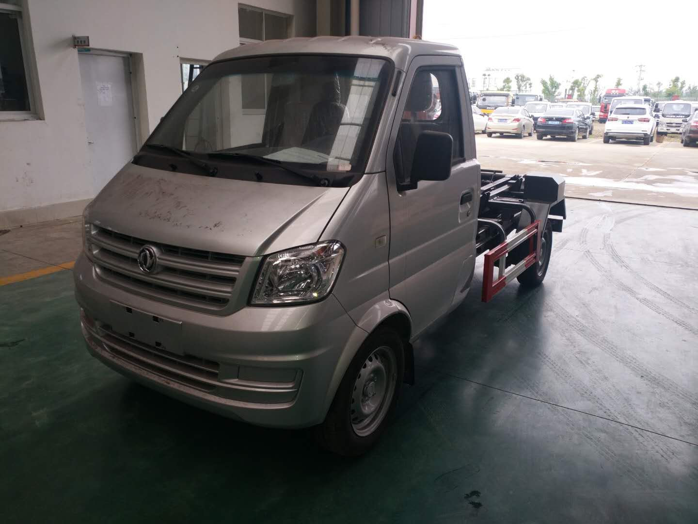 东风小康3方（汽油）勾臂式垃圾车