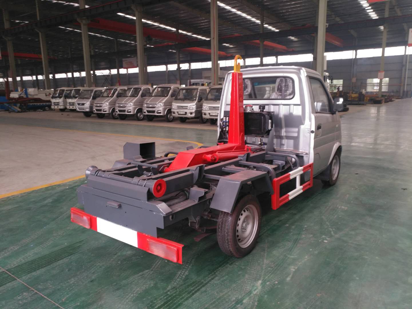 东风小康3方（汽油）勾臂式垃圾车