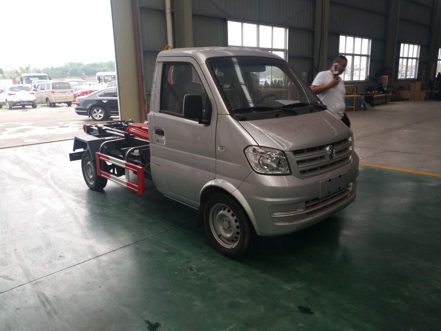 东风小康3方（汽油）勾臂式垃圾车