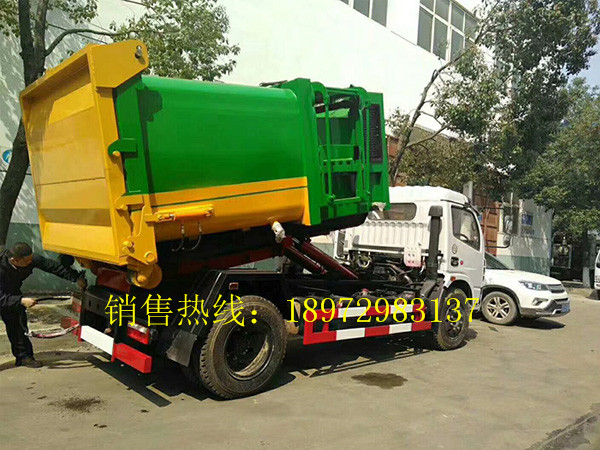 东风多利卡7方勾臂式垃圾车