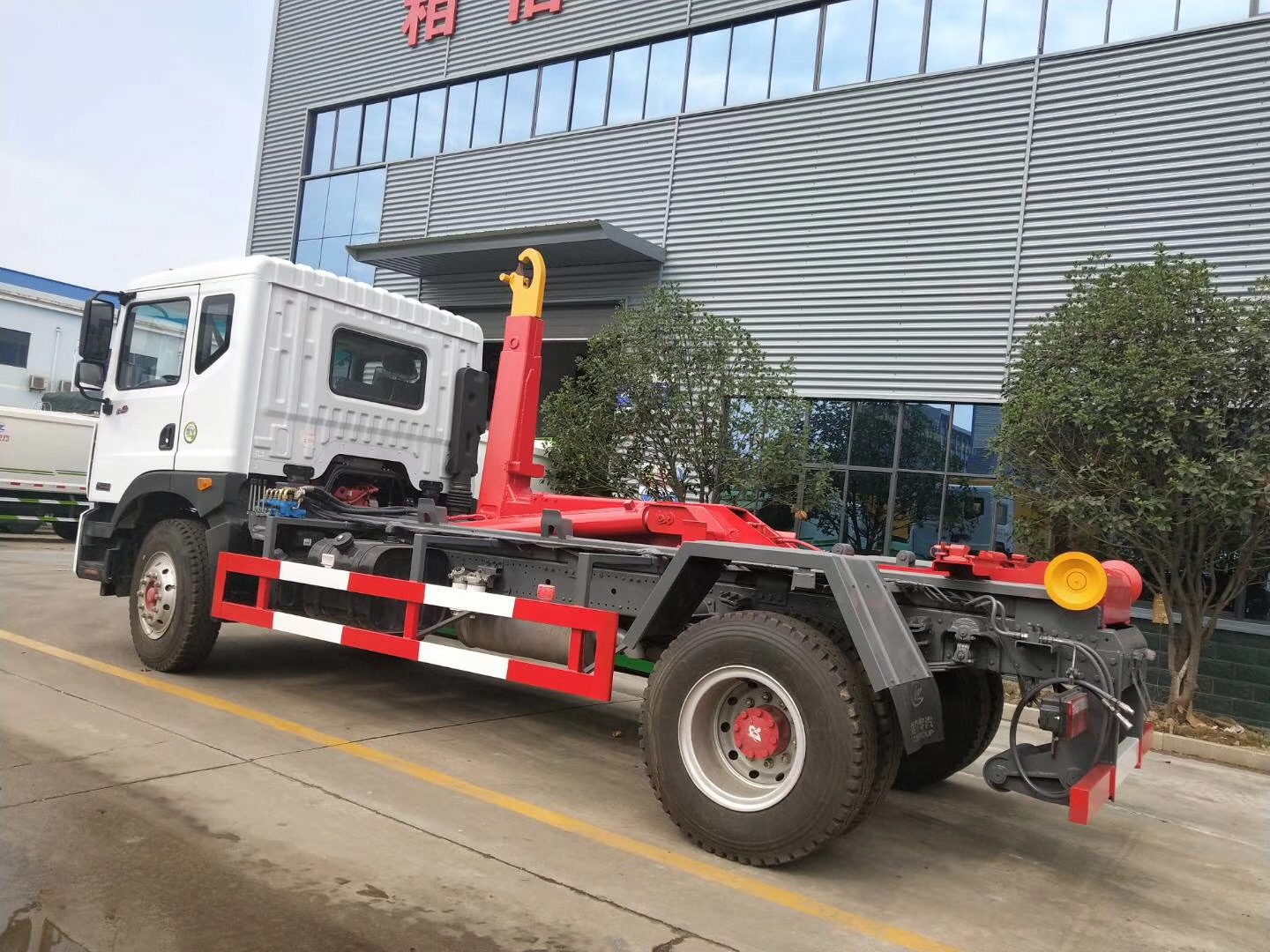 东风D9勾臂式垃圾车