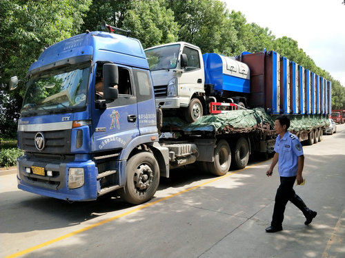 云南付总订购钩臂垃圾车和47个垃圾箱发车